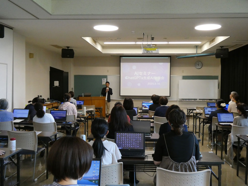 宮崎で株式会社multi-solutionが開催した生成AI・クラウド活用セミナーの様子。登壇者がスライドを使って参加者に解説している